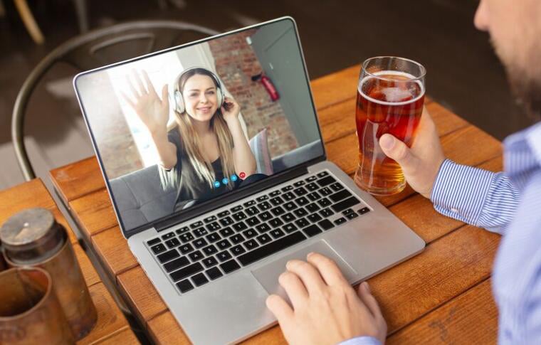 Dos adultos mantienen una videollamada desde sus dispositivos